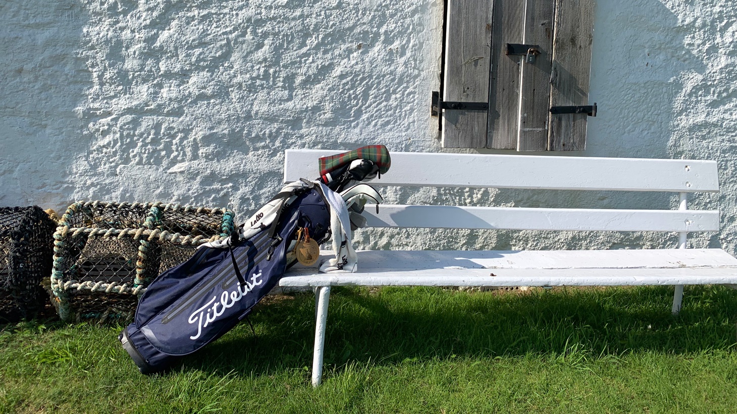 Titleist golf bag on bench. The Links Life.